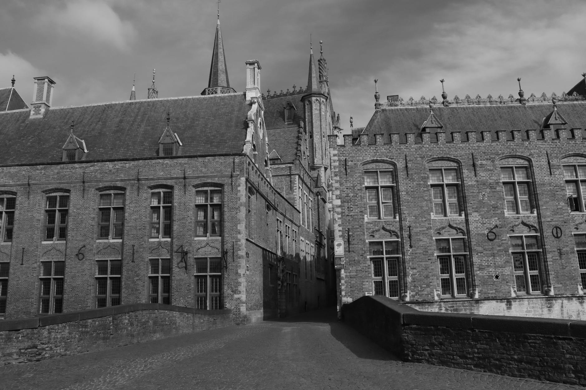 Czarno-białe zdjęcie gotyckich kamienic w Brugii