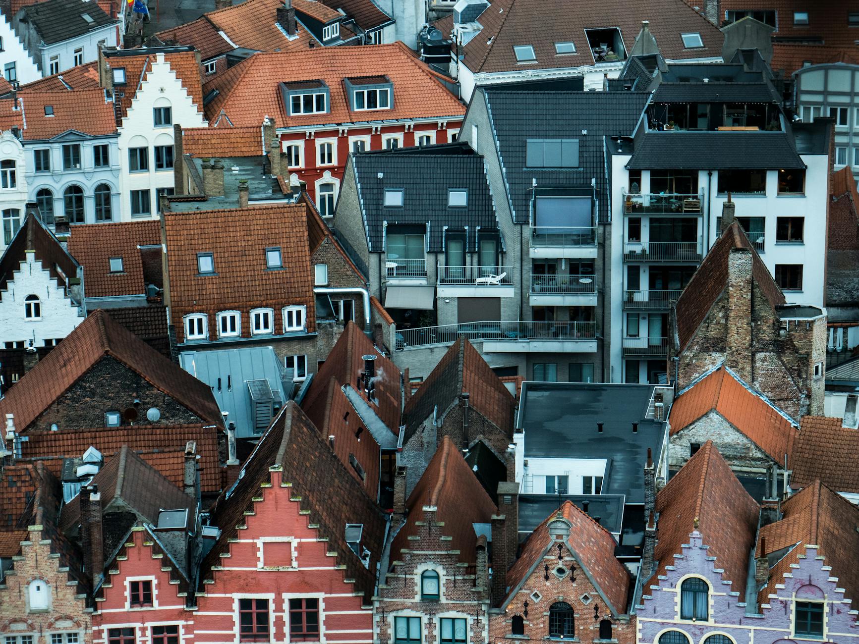 Panorama Brugii z lotu ptaka z dachami średniowiecznymi i nowoczesnymi