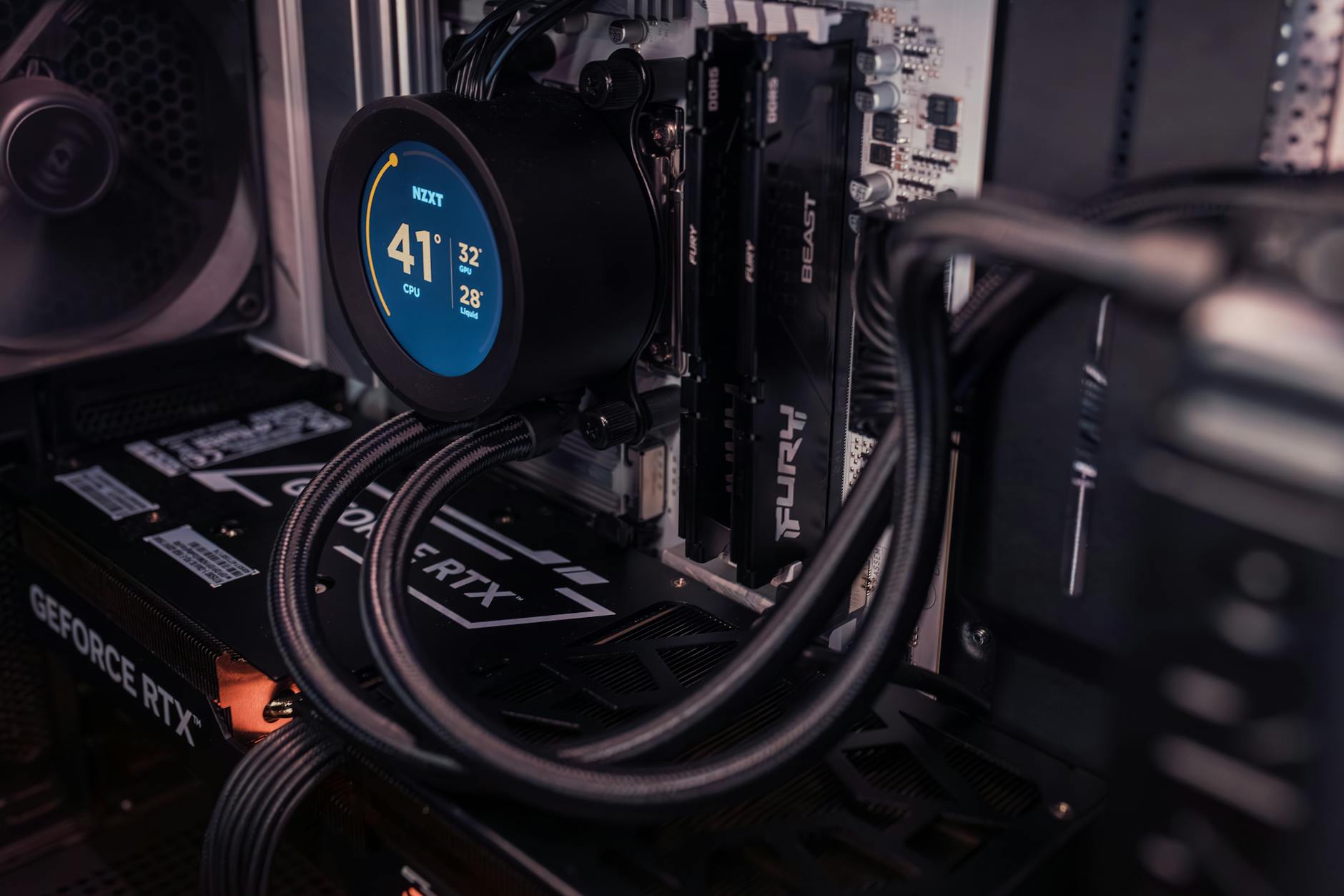 Wnętrze komputera gamingowego z zaawansowanym chłodzeniem i kartą graficzną
