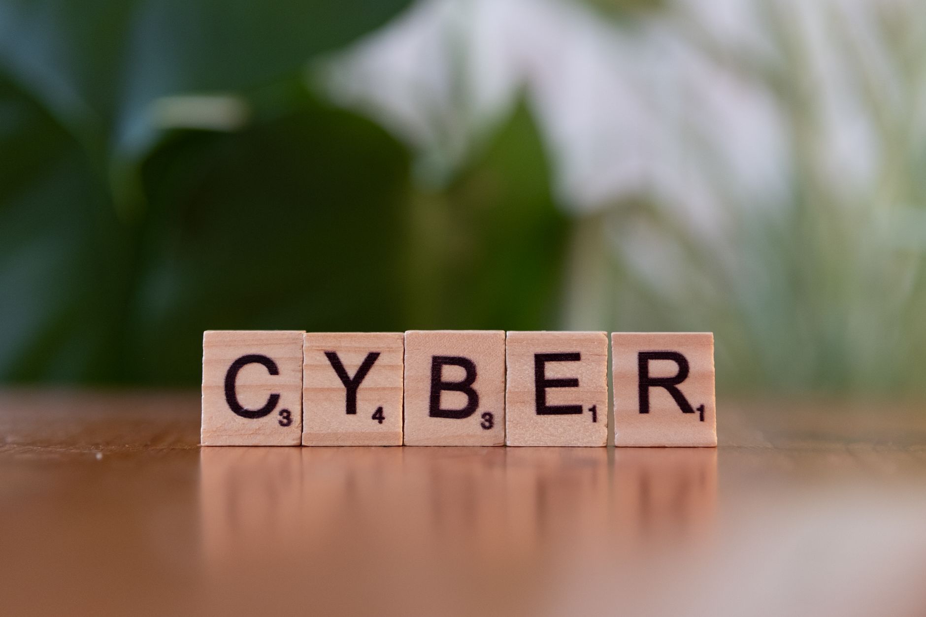 Drewniane kafelki z napisem CYBER na rozmytym tle
