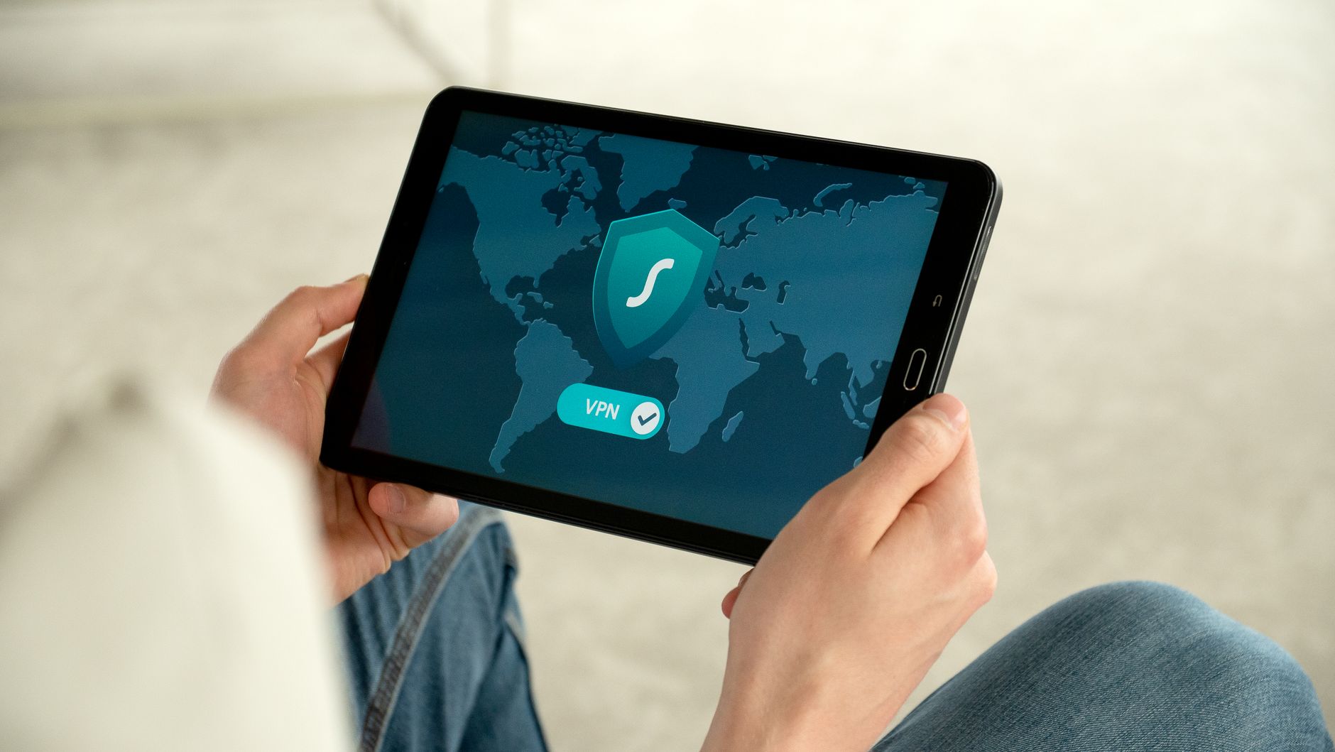 Osoba trzyma tablet z ekranem VPN, symbol nowoczesnego bezpieczeństwa sieci