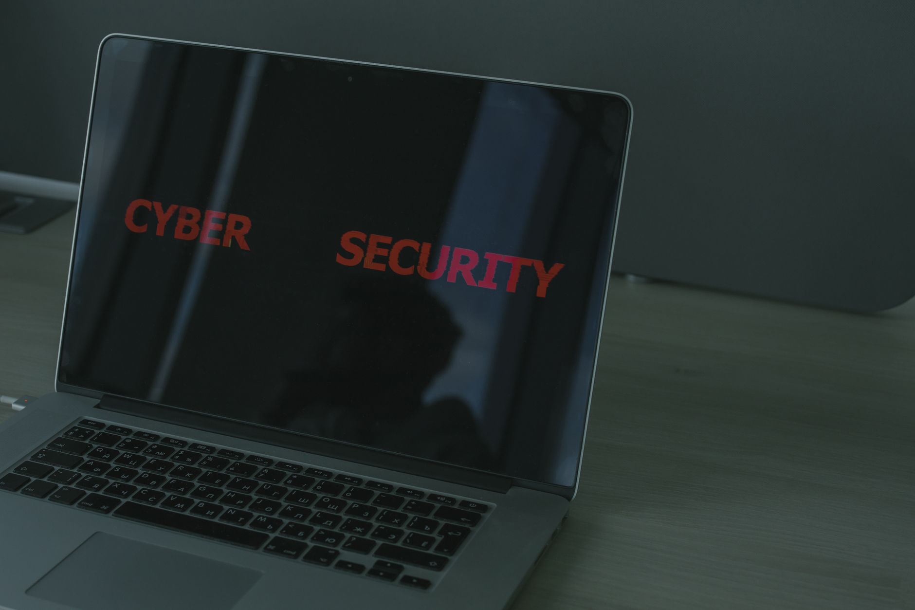 Zbliżenie laptopa z napisem o cyberbezpieczeństwie na ekranie