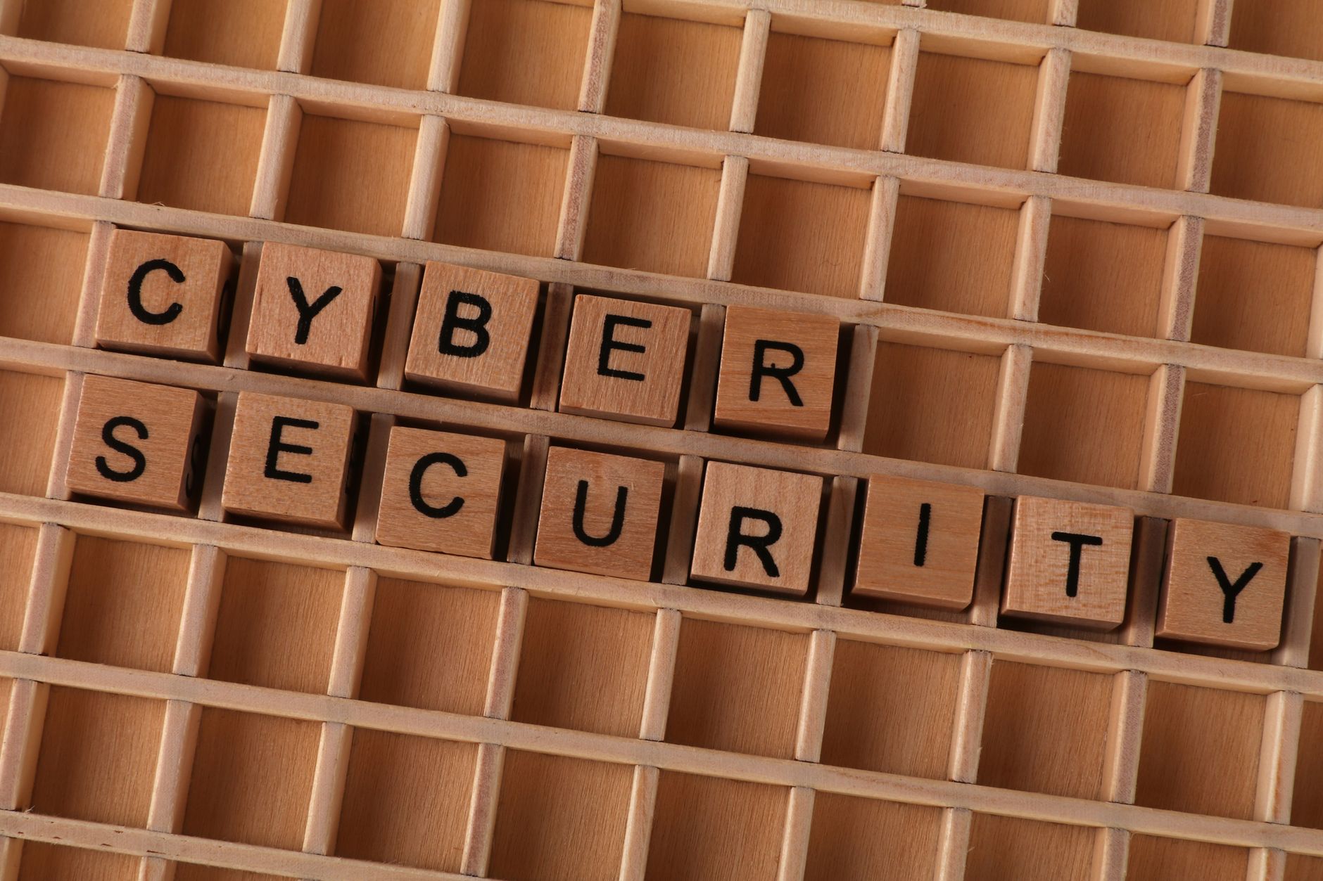 Drewniane klocki z napisem CYBER SECURITY na drewnianym tle