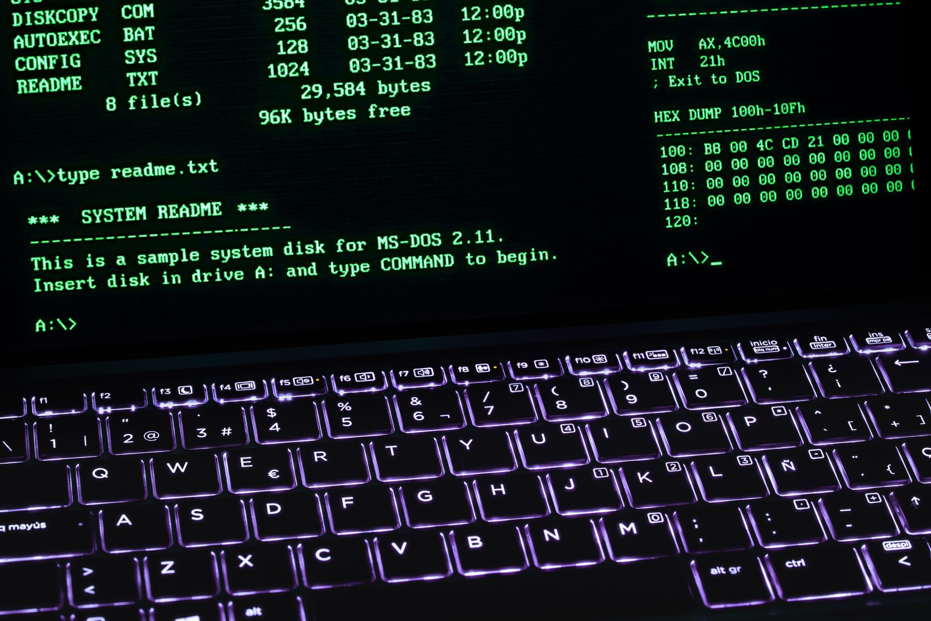 Ekran terminala MS-DOS na laptopie, podświetlona klawiatura