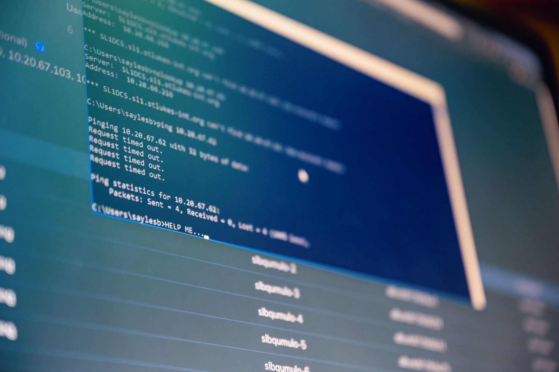 Monitor komputera od dołu z otwartymi plikami na niebieskim ekranie