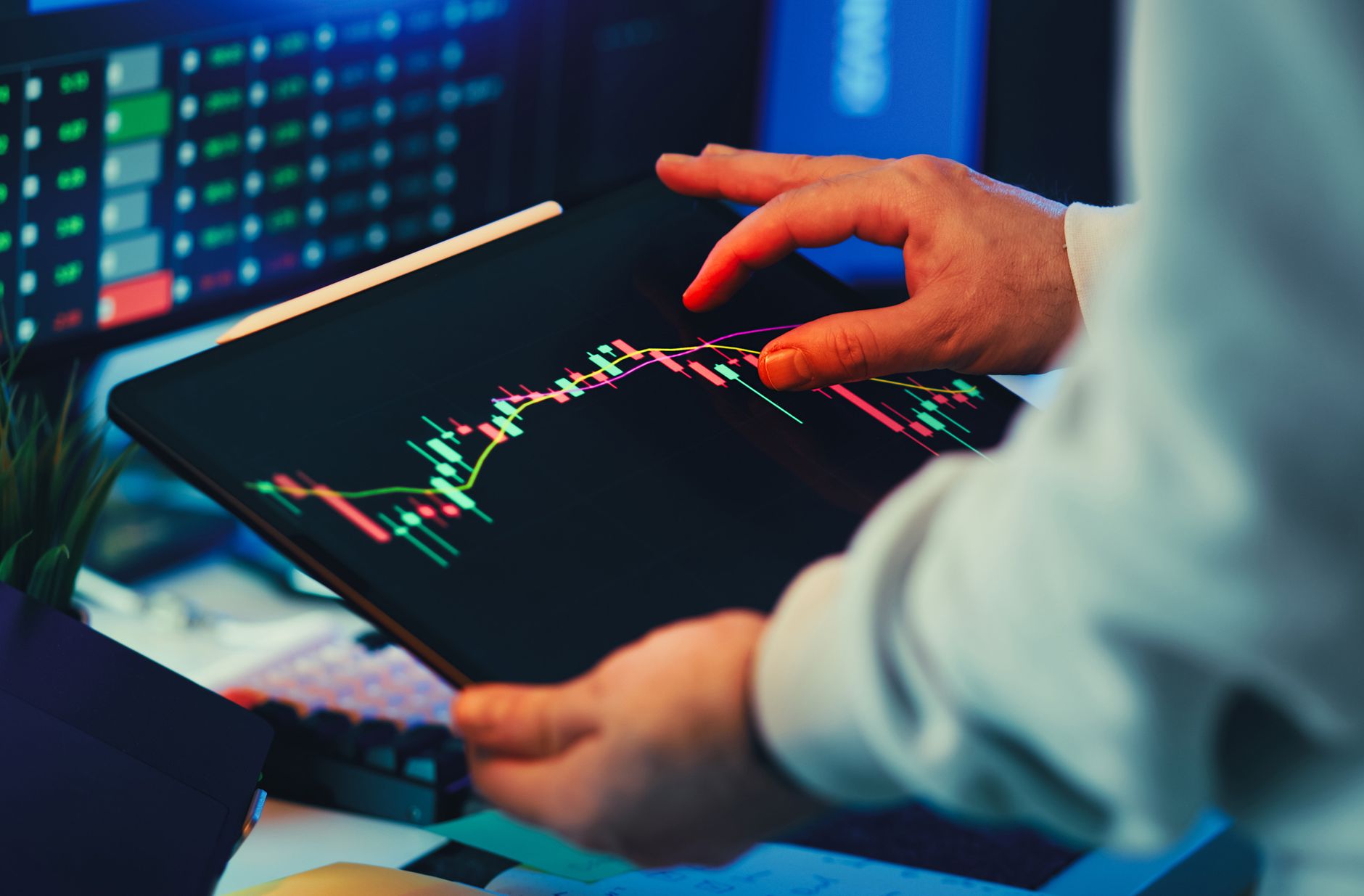 Osoba analizuje na tablecie wykresy wydajności i trendów systemu