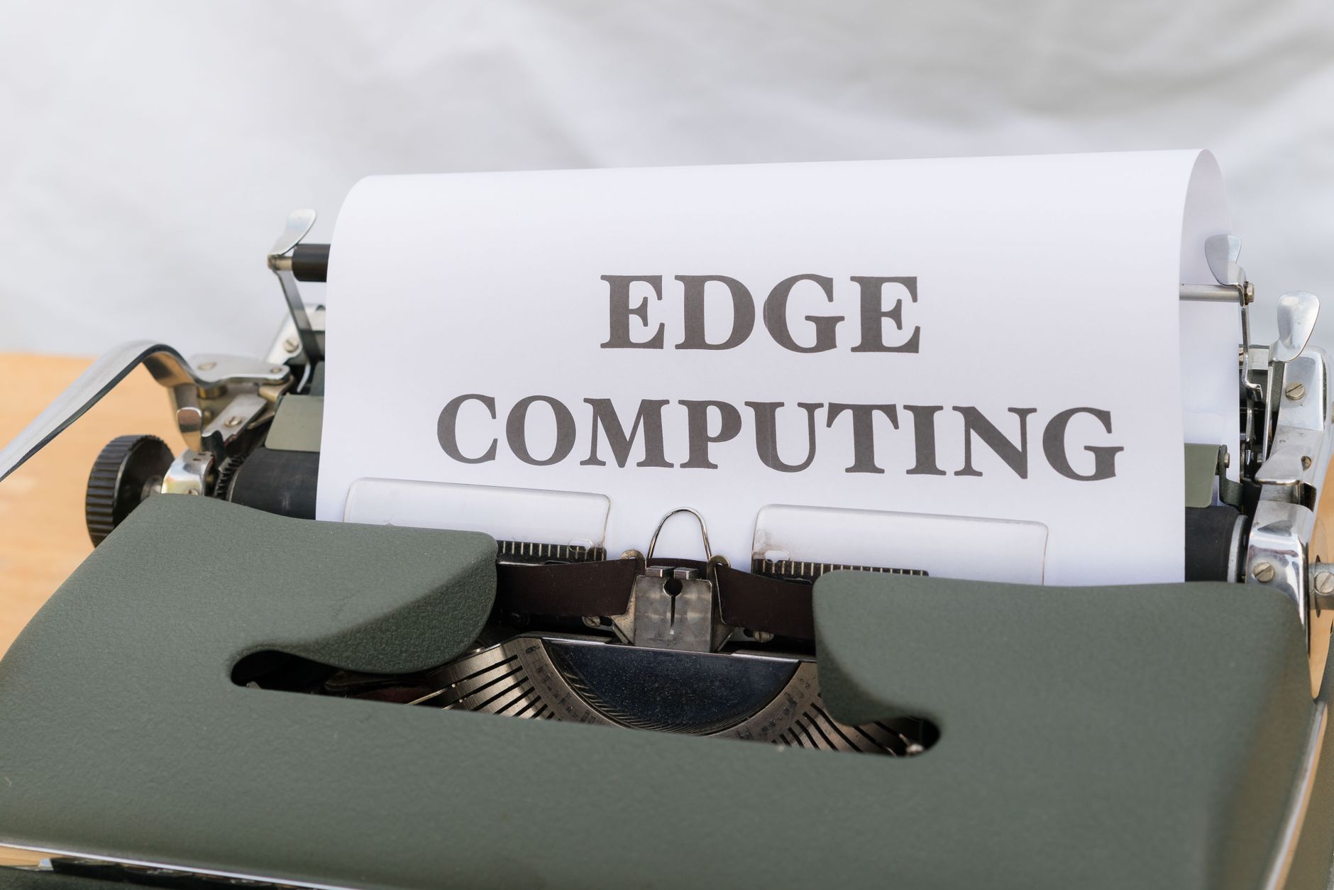 Zabytkowa maszyna do pisania z kartką z napisem Edge Computing