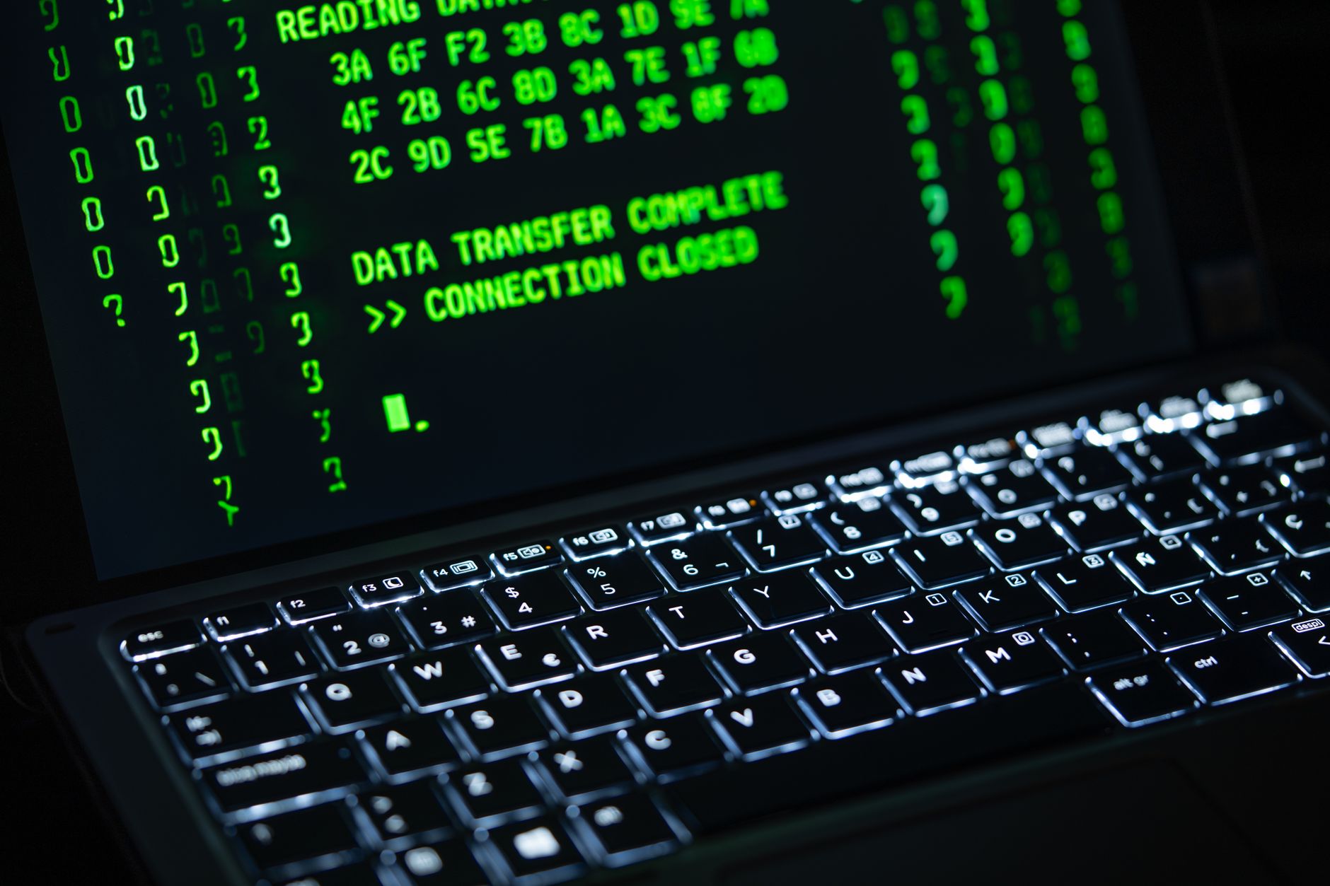 Zbliżenie ekranu laptopa z zielonym kodem w konsoli Windows