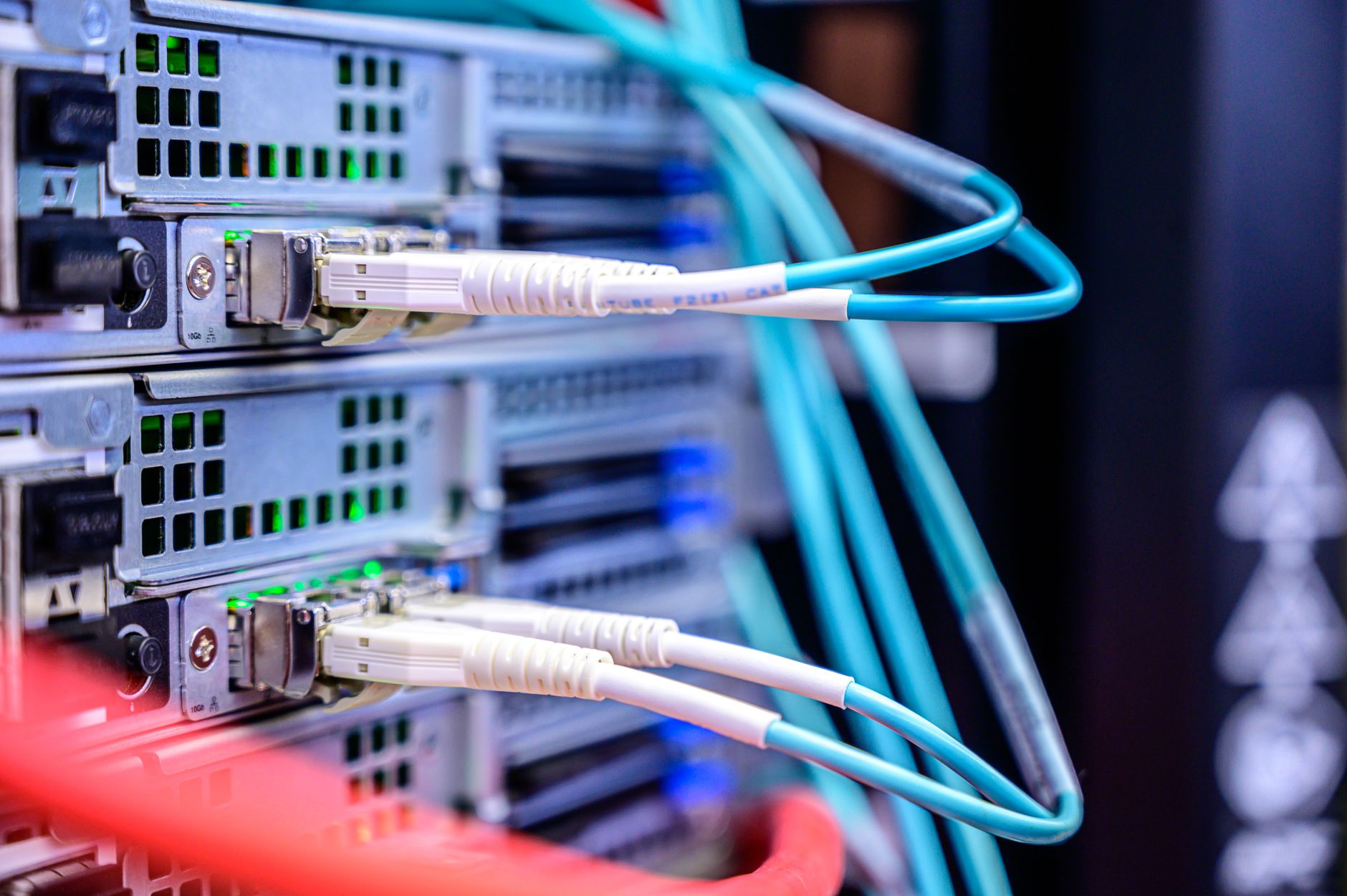 Najważniejsze przełomy w historii sieci komputerowych, które ukształtowały dzisiejszy internet Kable Ethernet podłączone do portów serwera w centrum danych