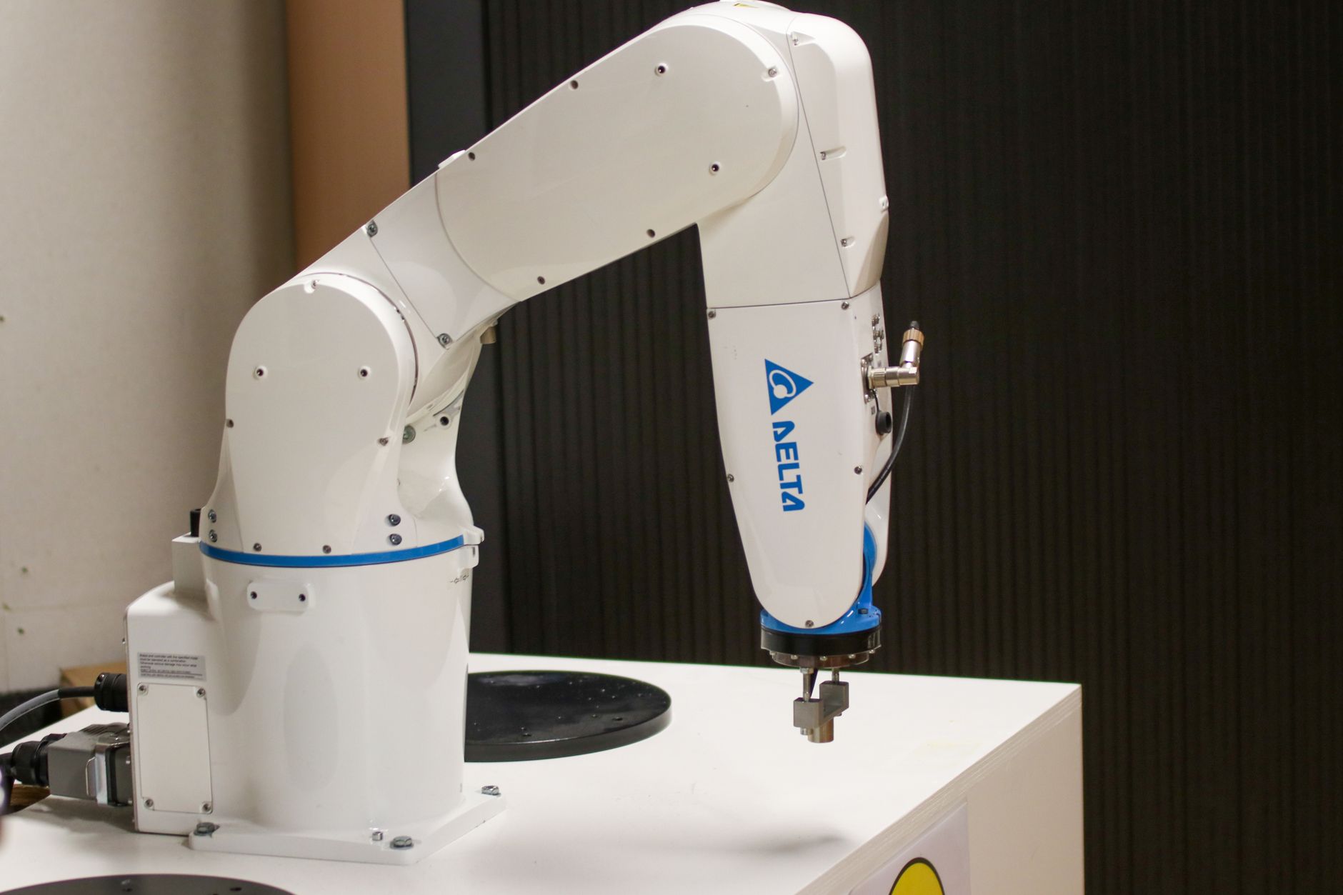 Ramię robota Delta w hali przemysłowej podczas pracy automatyki