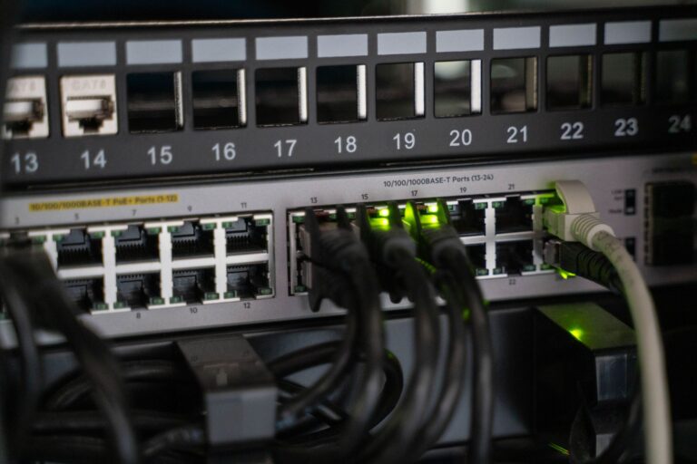 Sprzęt sieciowy z podłączonymi kablami internetowymi
